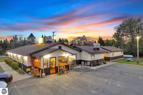 Restaurant With Cabin Rentals