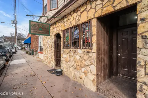 Established Tavern with Residential Apartment