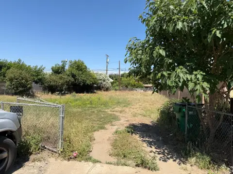 Residential Land in Strathmore, CA