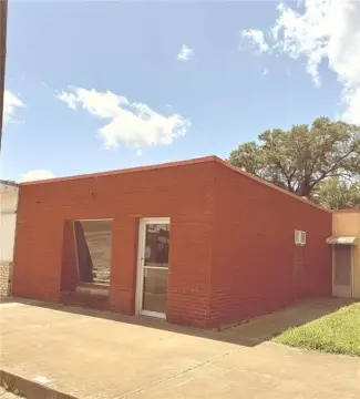 Commercial Building in Central Ola