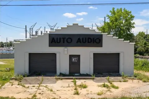 Freestanding Auto Shop