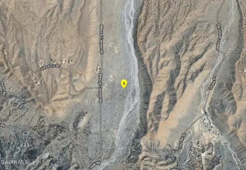 Land in Llano, California