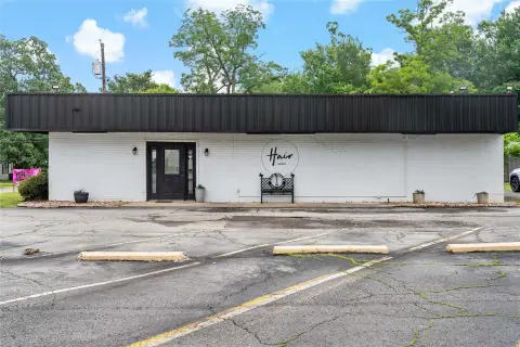 Retail Storefront with 11 Booths