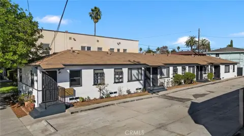 6-Unit Apartment Building with On-Site Laundry