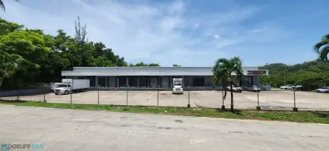 High-Capacity Warehouse with Loading Doors