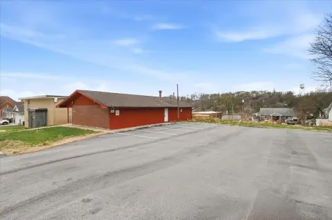 Glenwood Commercial Property with Unique Amenities