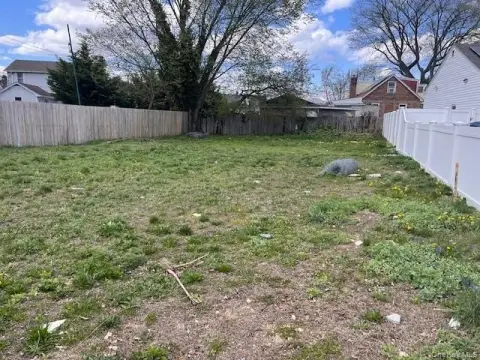 Residential Land in Copiague, NY