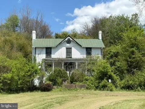 Farmhouse on 9.53 Acres
