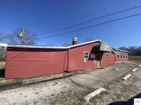 Bar & Grill with Lodge Rooms