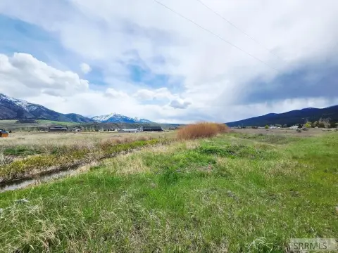 2.5 Acres in Swan Valley