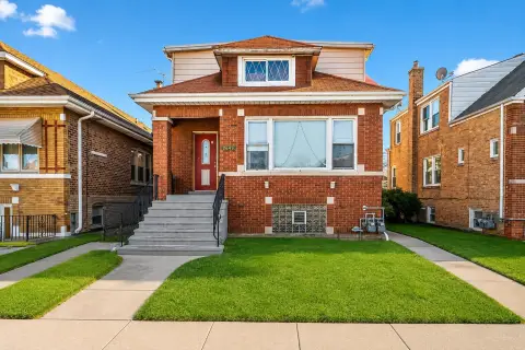 Spacious Duplex in Elmwood Park