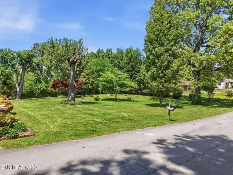 Level Lot in Established Neighborhood