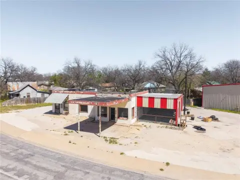 De Leon Retail Opportunity