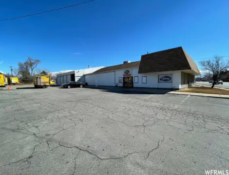 Retail-Warehouse Flex Building