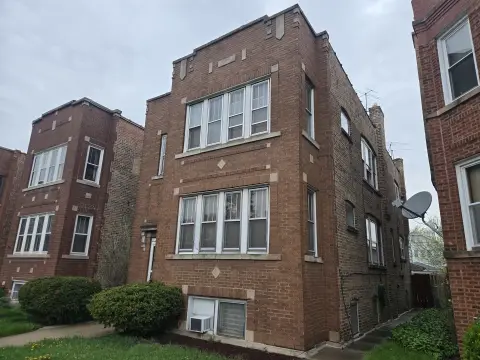 Two-Unit Building in Portage Park