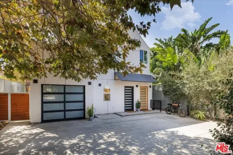 Gated Quadplex With Parking