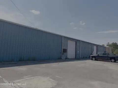 Subdividable Warehouse with Air Conditioning