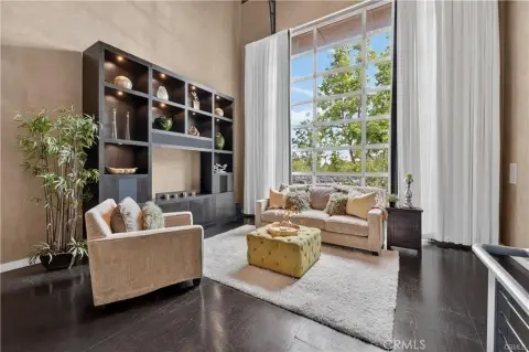 Contemporary Mixed-Use Live-Work Loft
