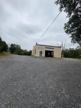Spacious Garage with Crane/Hoist