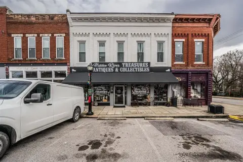 Spacious Downtown Commercial Building