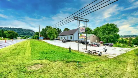 Versatile Commercial Space on State Road