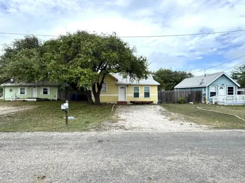 Three-Cottage Triplex on Corner Lot