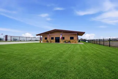 Office Showroom Warehouse on 1.5 Acres