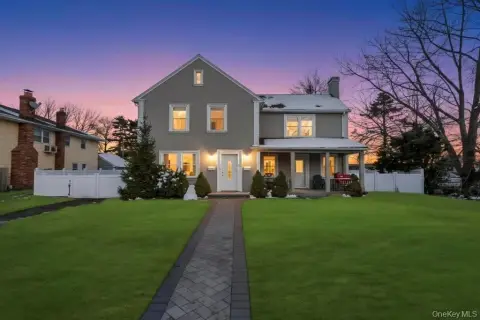 Colonial Multifamily Property in Westbury