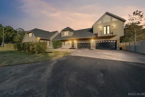 Versatile Mixed-Use Commercial/Residential Property