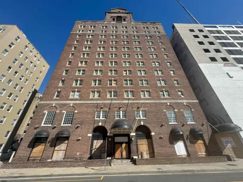 Thirteen-Story Hotel with 126 Suites