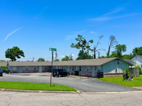 One-Level 7-Unit Apartment Complex