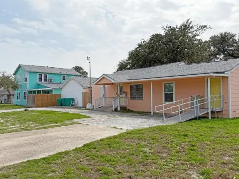 Aransas Pass Fourplex with Residence