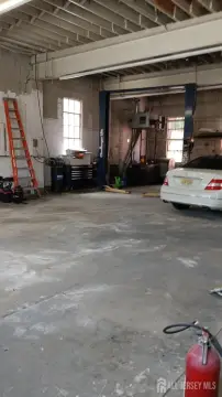 Auto Garage Space with One Lift