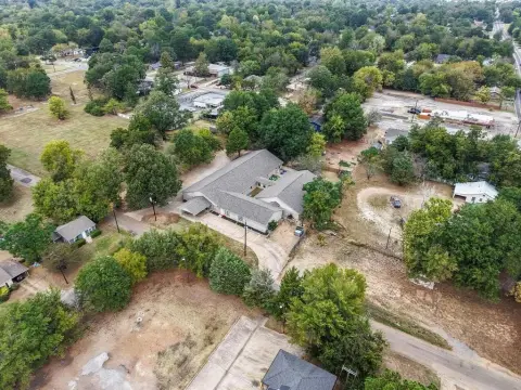 Versatile Commercial Property in Paris, TX