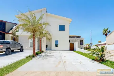 Modern Duplex Near Beach