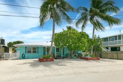 Canal-Front Duplex with Two Entrances