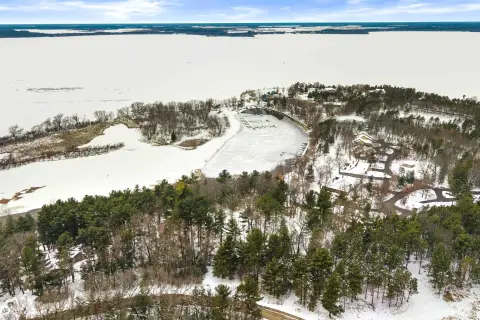 Barnum Bay Bluffs Getaway