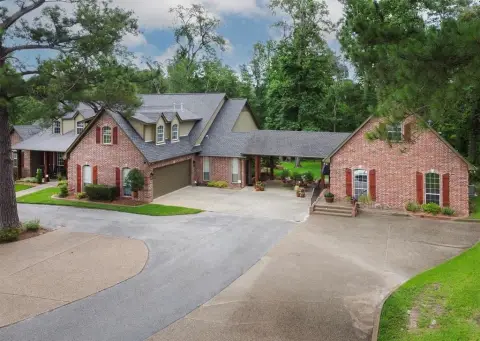 Versatile Property in High-Growth Corridor