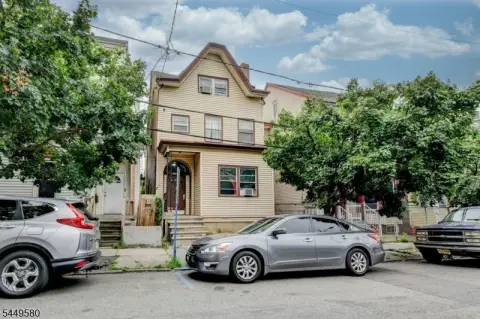 Apartment Building with Five 1-Bed Units
