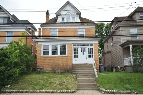 Up-and-Down Duplex with Flex Room