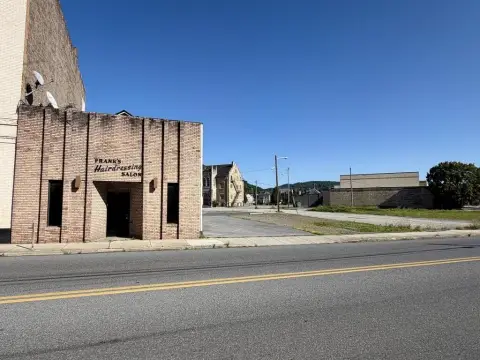 Mixed-Use Building with Apartment
