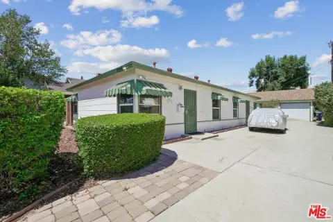 Three-Unit Triplex with Yards