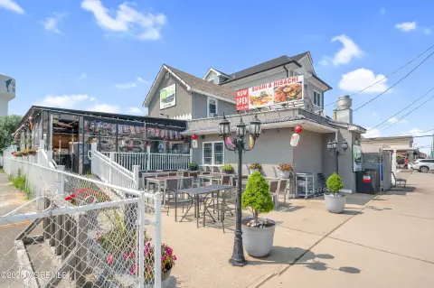 Restaurant With 2-Bedroom Apartment