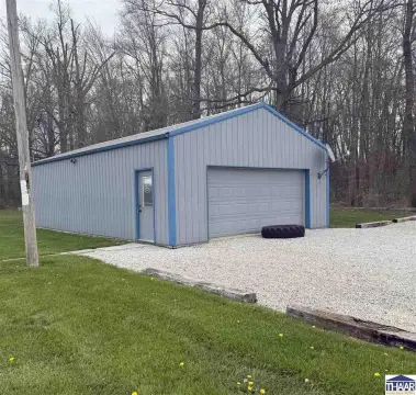 Commercially Zoned Acre with Pole Barn