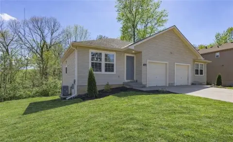 Remodeled Duplex with Modern Amenities