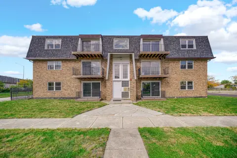 6-Unit Apartment Building