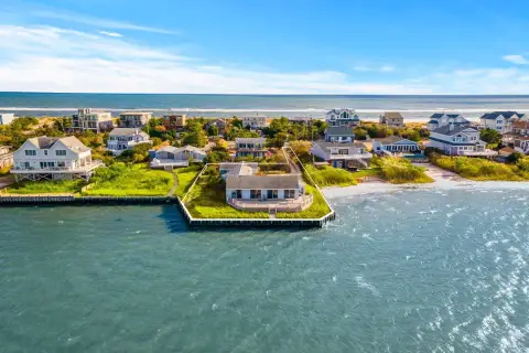 Bayfront Multifamily Cottage in Westhampton