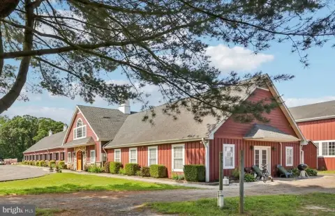 Equestrian Estate with Indoor Arena