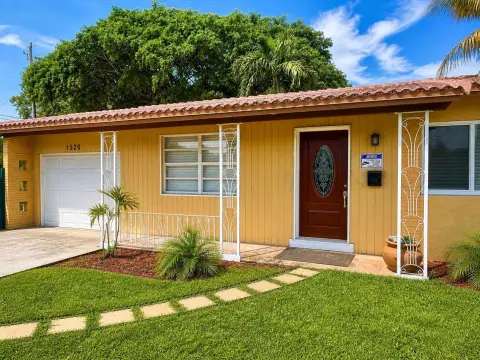 Hollywood Multifamily Property with Pool