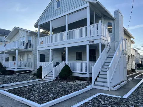 Duplex with Deck